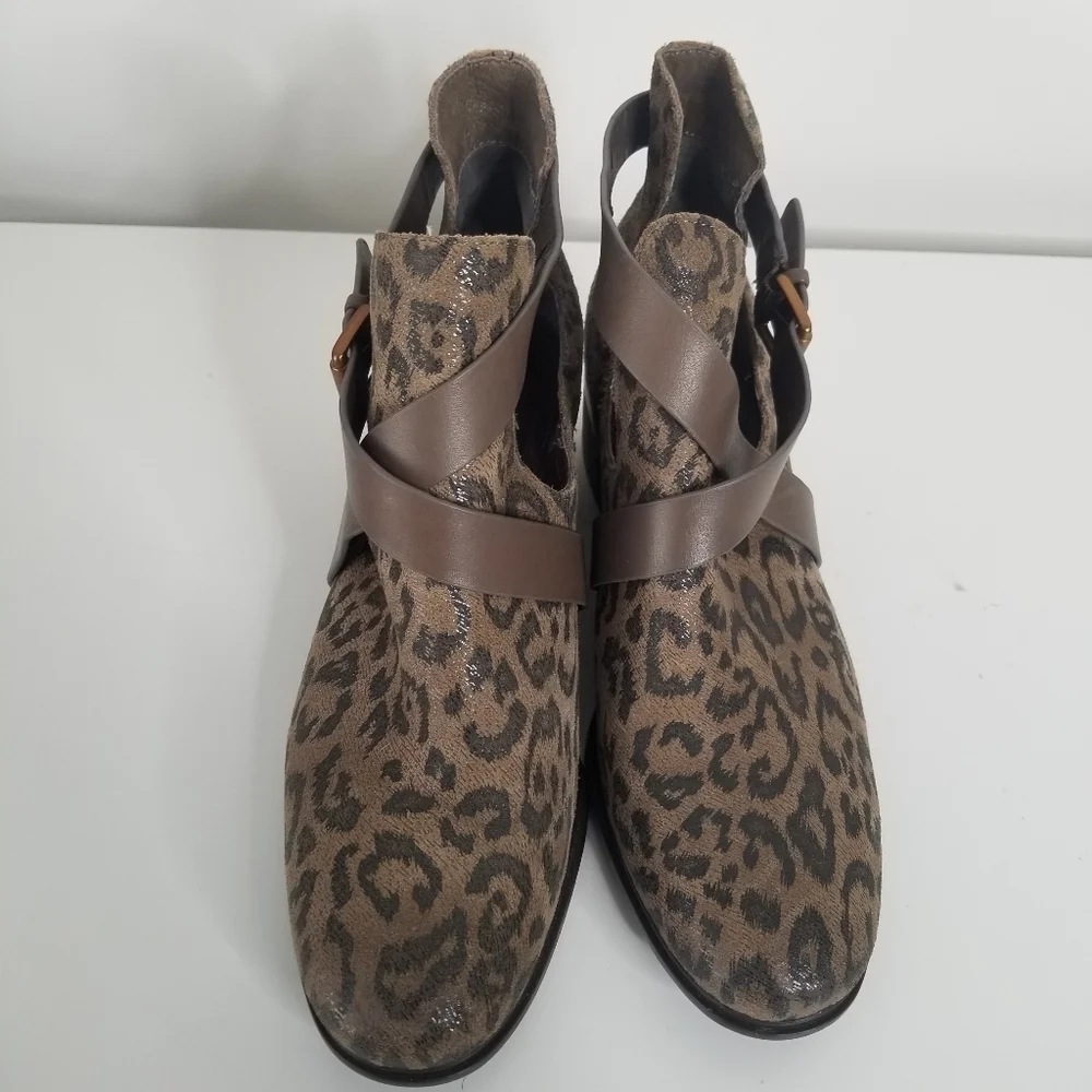 Isola DAVAN Desert Tan Leopard Print Suede Heeled Ankle Boots Size 7.5
